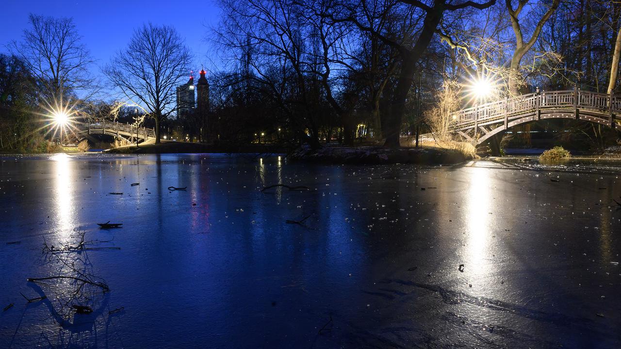 Zugefrorener Teich im Dunkeln