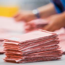 Wahlhelfende sortieren die roten Wahlbriefe mit den abgegebenen Stimmen für die Bundestagswahl 2017.