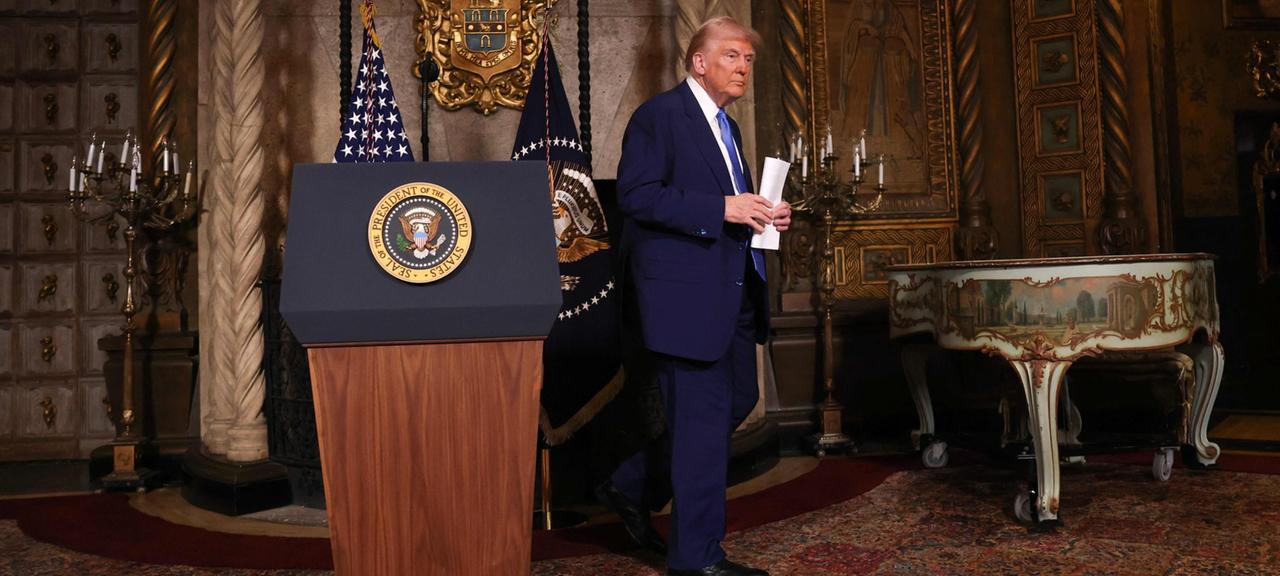 Trump verlässt nach einer Pressekonferenz in seinem Wohnsitz in Mar-a-Lago (US-Bundesstaat Florida) den Raum.