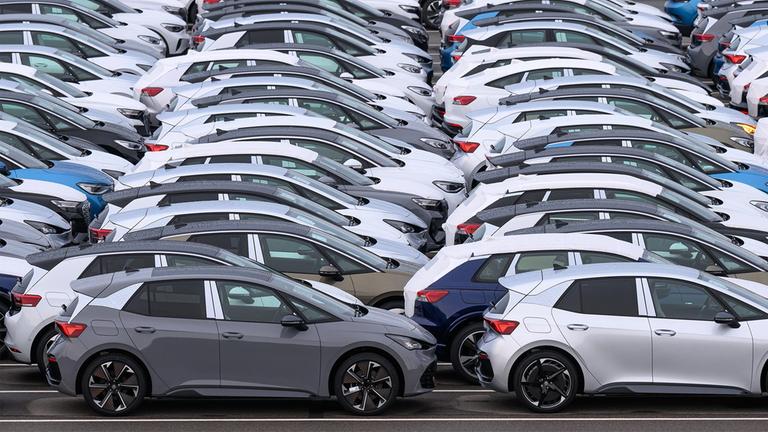 Neuwagen stehen zur Auslieferung auf einem Parkplatz auf dem Werksgelände von Volkswagen in Zwickau.