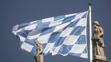 Eine weißblaue Flagge weht über dem bayerischen Landtag. 