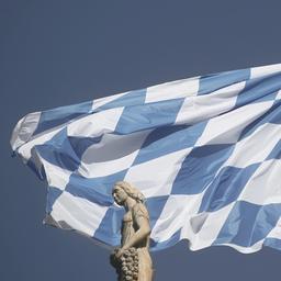 Eine weißblaue Flagge weht über dem bayerischen Landtag. 
