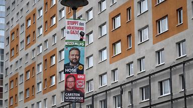 Wahlplakate der SPD, der CDU und der MLPD hängen an einer Laterne in Erfurt (Thüringen).