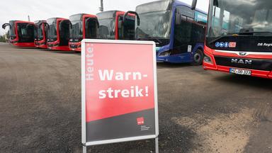 Linienbusse parken auf einem Betriebshof während eines vergangenen ver.di-Warnstreiks. (Archivbild: 06.05.2021)